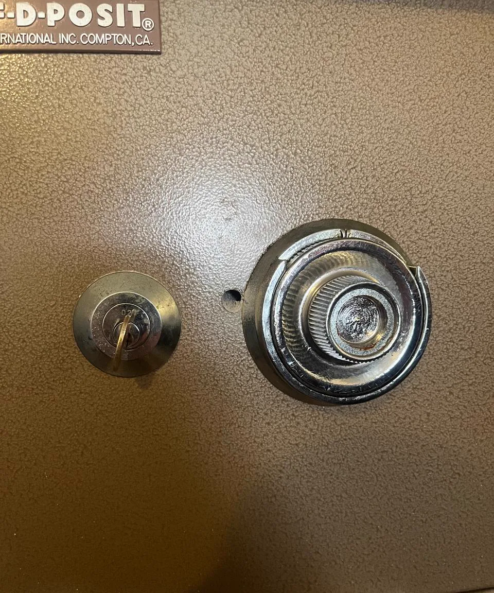 Depository safe with a combination dial lock